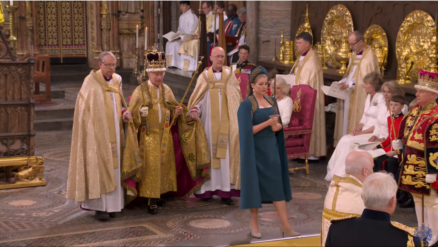 下議院領袖、樞密院議長佩妮．摩丹特（Penny Mordaunt）是首位握持國家之劍引領國王進場的女性。（YouTube@RoyalFamilyChannel影片截圖）